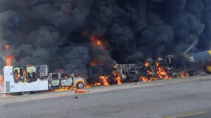 Pipa de combustible envuelta en llamas tras explotar sobre la carretera Cárdenas-Coatzacoalcos cerca de la caseta de La Venta en Tabasco.