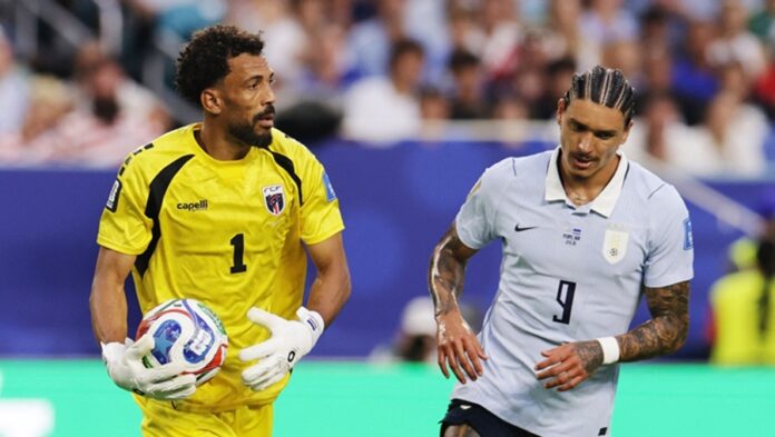 Portero de Cabo Verde sostiene el balón mientras Darwin Núñez sigue la jugada durante el empate 2-2 ante Uruguay en el Mundial 2026.