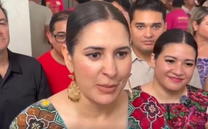 Estefanía Mercado durante una conferencia en la que descartó participar en la contienda por la gubernatura de Quintana Roo en 2027.
