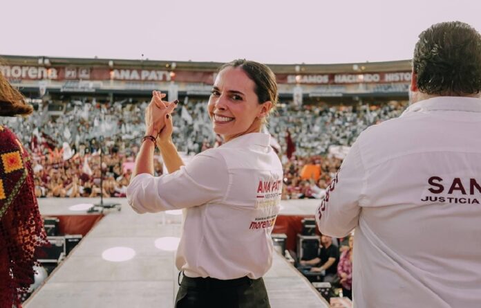 Ana Paty Peralta saluda a simpatizantes durante su registro como aspirante a coordinadora estatal de la Defensa de la Transformación en Quintana Roo.