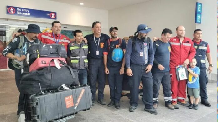 Rescatistas del grupo BREC de Cancún posan antes de participar en una misión de búsqueda y rescate.