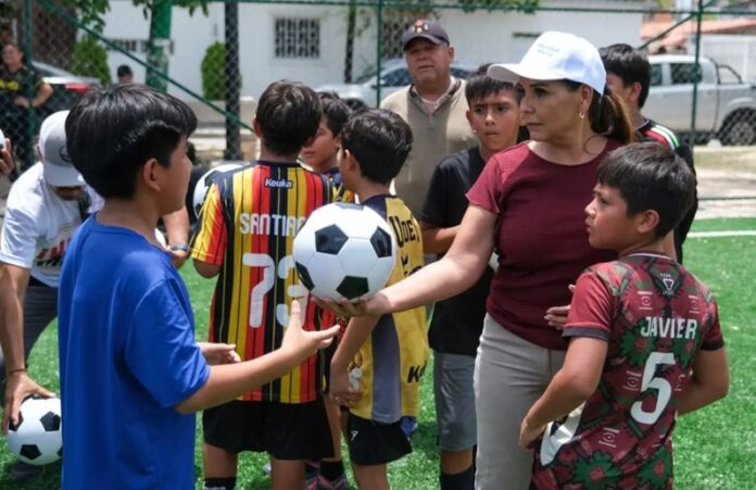 Mara Lezama convivió con niñas, niños y jóvenes durante su recorrido por la nueva cancha de fútbol 5 de la Supermanzana 29 de Cancún.