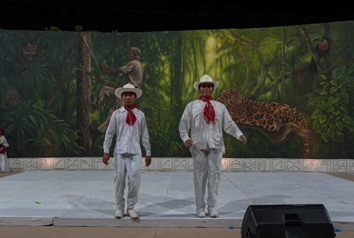 Niñas y niños participan en una presentación de danza tradicional durante los Sábados Culturales en la Plaza Ejidatarios de Ciudad Mujeres.