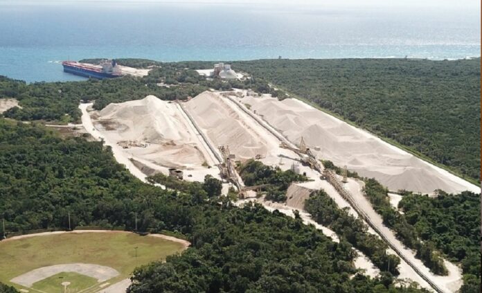 Vista aérea del predio donde Vulcan Materials realizó la extracción de piedra caliza en Playa del Carmen, con áreas excavadas, lagunas y vegetación.