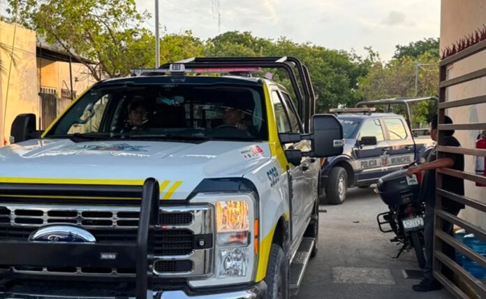 Patrullas de la Policía Municipal y unidades de emergencia permanecen frente a una vivienda en la Supermanzana 253 de Cancún tras el hallazgo de un hombre decapitado.