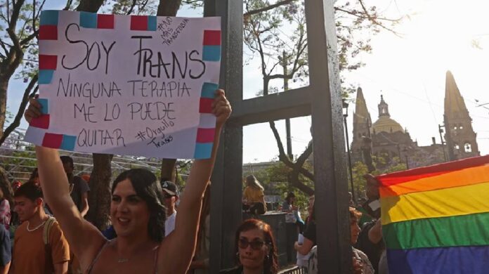 Manifestantes LGBT protestan en Tijuana tras el caso de Karime y denuncias contra la Patrulla Espiritual.