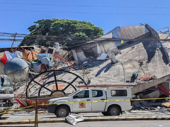 Habitantes evacúan una zona costera tras el terremoto de magnitud 7.8 que activó alerta de tsunami en Filipinas y Japón.