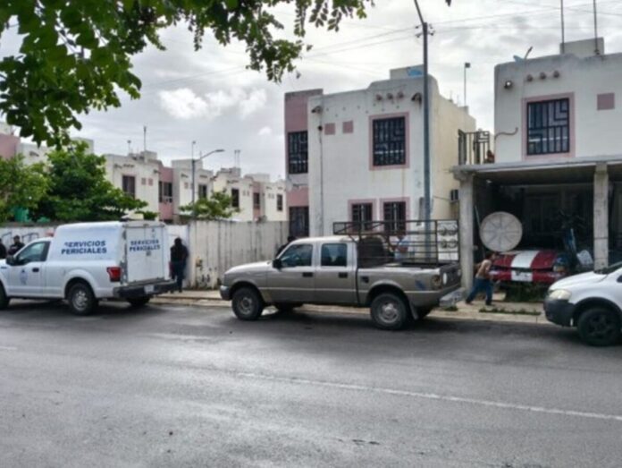 Vivienda acordonada avenida Alondra Villas del Sol.