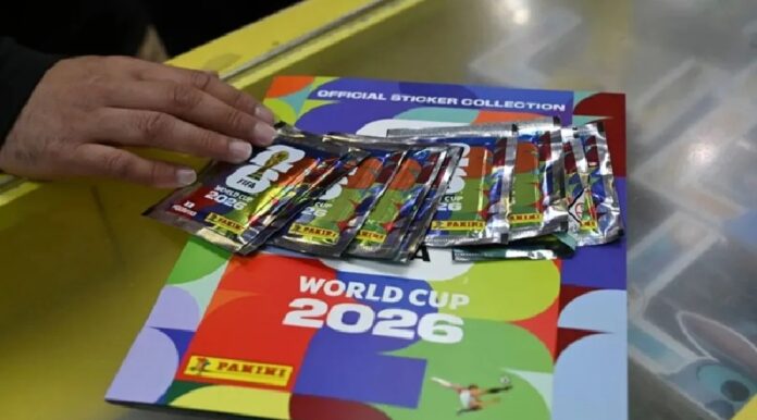 Álbumes pirata del Mundial 2026 decomisados durante un operativo policial en Sao Paulo.