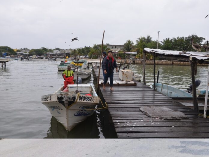 Pescadores artesanales navegan frente a la costa de Playa del Carmen mientras denuncian actividades de pesca furtiva en la Riviera Maya.
