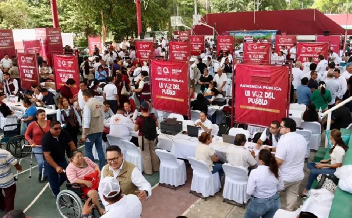 Ciudadanos reciben atención directa de dependencias estatales y municipales durante la audiencia pública “La Voz del Pueblo” realizada en la colonia Zetina Gasca de Puerto Morelos.
