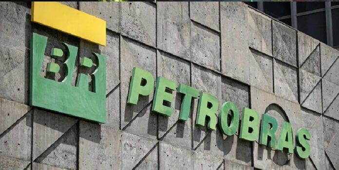 Logotipo de Petrobras en la fachada de una de sus instalaciones corporativas, empresa estatal brasileña que prepara un acuerdo de cooperación energética con Pemex.