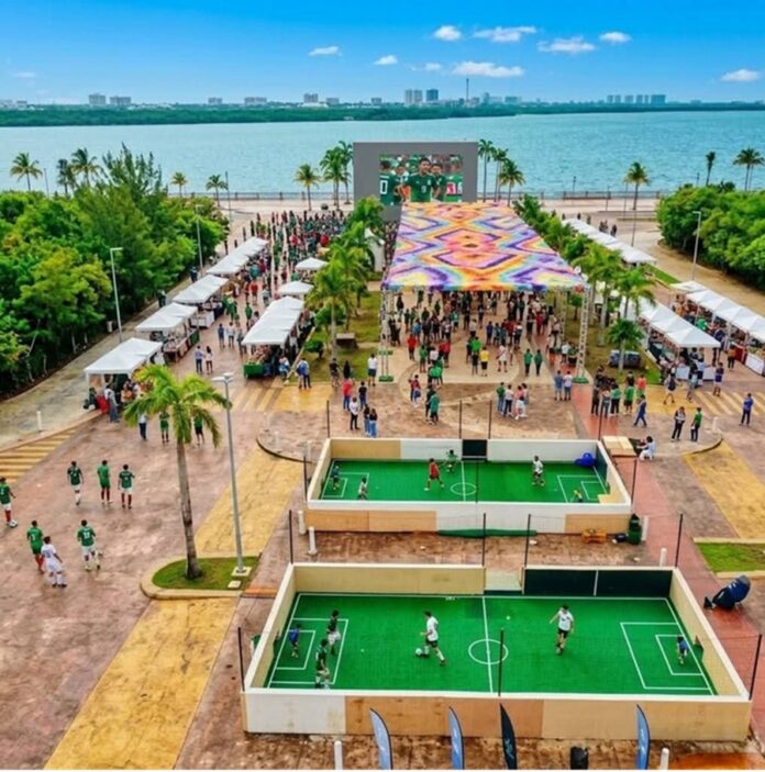 Aficionados se reúnen en el Fut Fest del Malecón Tajamar, en Cancún, para disfrutar de la transmisión de los partidos del Mundial 2026 en pantalla gigante.
