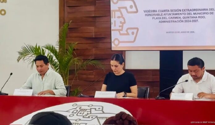 Integrantes del Cabildo de Playa del Carmen durante la sesión en la que aprobaron solicitar un anticipo de 50 millones de pesos del Ramo 28.