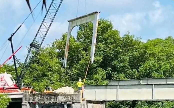 Trabajos de desmontaje de la estructura metálica del Puente Internacional Río Hondo durante su proceso de modernización en la frontera entre México y Belice.