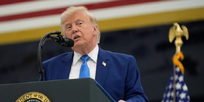 Donald Trump durante una entrevista en la que abordó la política de Estados Unidos hacia Cuba y la situación geopolítica en América Latina.