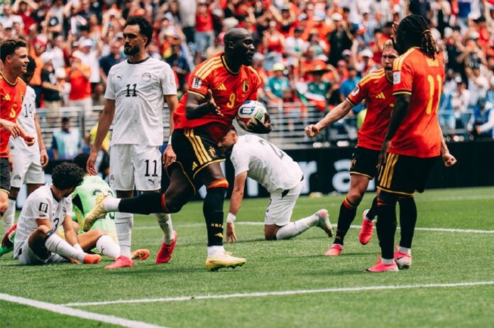 Jugadores de Bélgica y Egipto disputan un balón durante el empate 1-1 correspondiente al Grupo G del Mundial 2026 en Seattle.