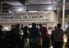Irrumpen hombres armados en iglesia de Cancún y asaltan a los asistentes Elementos policiacos y feligreses permanecen afuera de la Primera Iglesia Bautista Fundamental de Cancún tras un asalto cometido por hombres armados durante un servicio religioso en la Supermanzana 29.