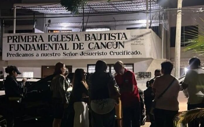 Elementos policiacos y feligreses permanecen afuera de la Primera Iglesia Bautista Fundamental de Cancún tras un asalto cometido por hombres armados durante un servicio religioso en la Supermanzana 29.