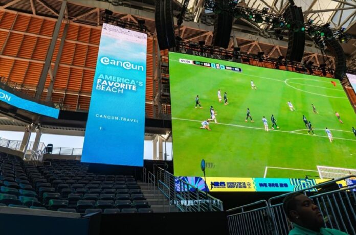 Pantalla promocional del Caribe Mexicano durante actividades del Mundial 2026 en Nueva York y Nueva Jersey, como parte de la estrategia turística de Quintana Roo.