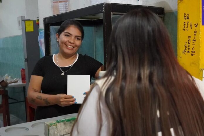 Personal de las Brigadas de la Transformación informa a comerciantes sobre programas de apoyo económico en Playa del Carmen.