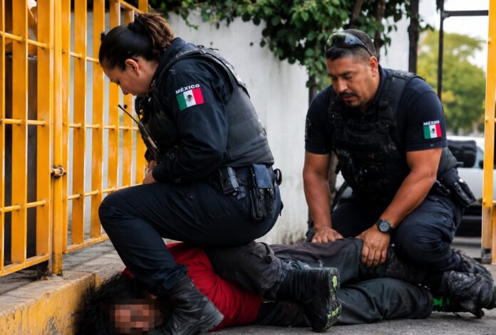 Dos policías someten a un hombre en la vía pública durante un incidente grabado en video que generó indignación en Guadalajara.