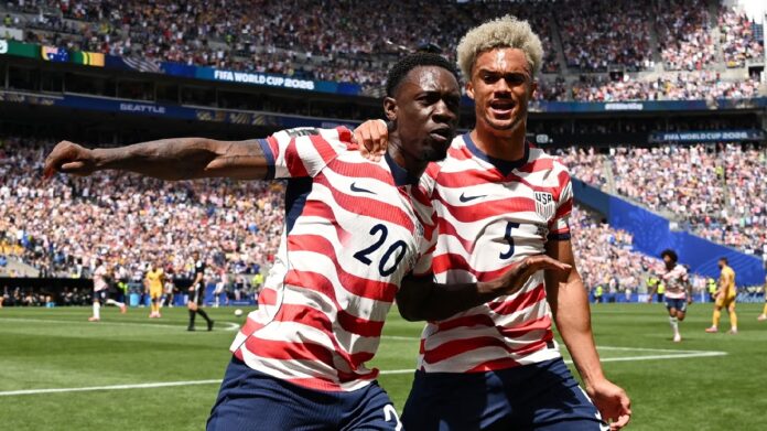 Folarin Balogun y Alex Freeman celebran uno de los goles de Estados Unidos durante la victoria 2-0 sobre Australia en el Mundial 2026 disputado en el Lumen Field de Seattle.
