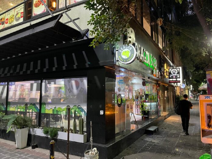 Dragón Boba, establecimiento ubicado en el Pequeño Seúl de la Zona Rosa de la Ciudad de México, durante el Mundial 2026.