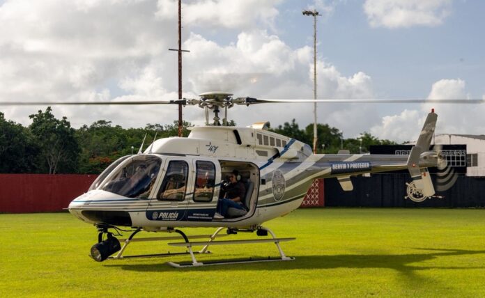 Helicóptero de la Secretaría de Seguridad Ciudadana de Playa del Carmen, bajo la administración de la presidenta municipal Estefanía Mercado, participa en la búsqueda de Fermín Aguilar.