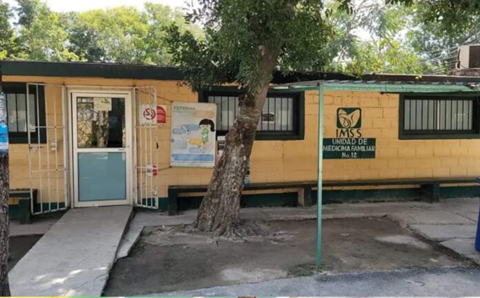 Derechohabientes reciben atención médica en una Unidad de Medicina Familiar del IMSS en Quintana Roo.