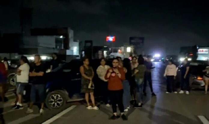 Habitantes del ejido Alfredo V. Bonfil bloquean el bulevar Luis Donaldo Colosio mientras exigen la liberación de un detenido y una investigación por presuntos abusos policiales.