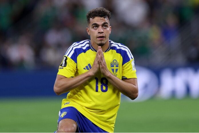 Yasin Ayari, mediocampista de Suecia, celebra durante el partido ante Túnez en el Mundial 2026, con las manos juntas frente al rostro.