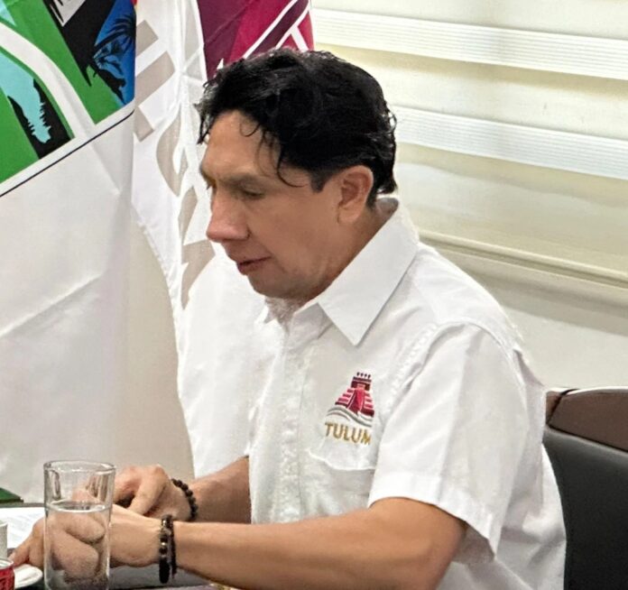 El tercer regidor de Tulum, Eliazar Mas Kinil, participa en una reunión de trabajo institucional en oficinas del Ayuntamiento de Tulum.
