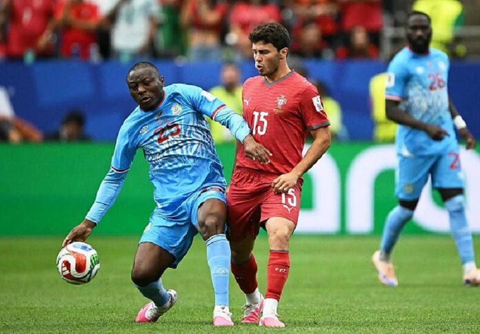 Jugador de la República Democrática del Congo disputa el balón durante el partido Portugal vs RD Congo en el Mundial 2026