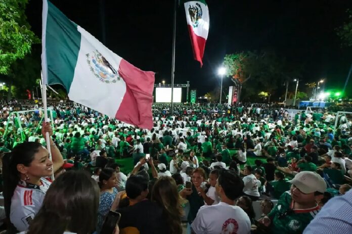 Familias y aficionados celebran la victoria de México ante Corea del Sur durante la transmisión del FutFest en Quintana Roo.