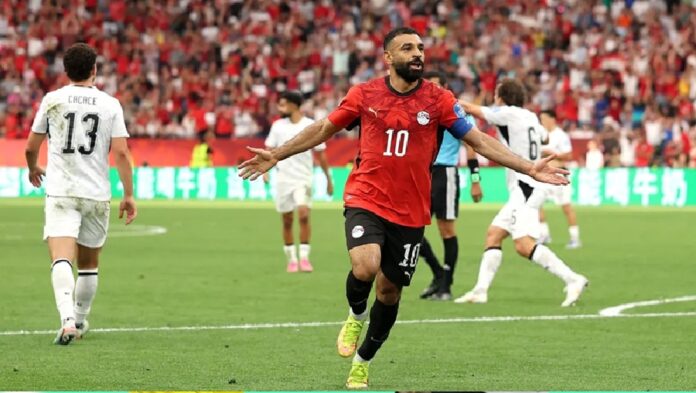 Portero de Cabo Verde sostiene el balón mientras Darwin Núñez sigue la jugada durante el empate 2-2 ante Uruguay en el Mundial 2026.