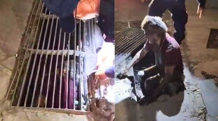 Rescatistas auxilian a un hombre que permaneció atrapado durante ocho horas en un drenaje pluvial de Apodaca, Nuevo León.