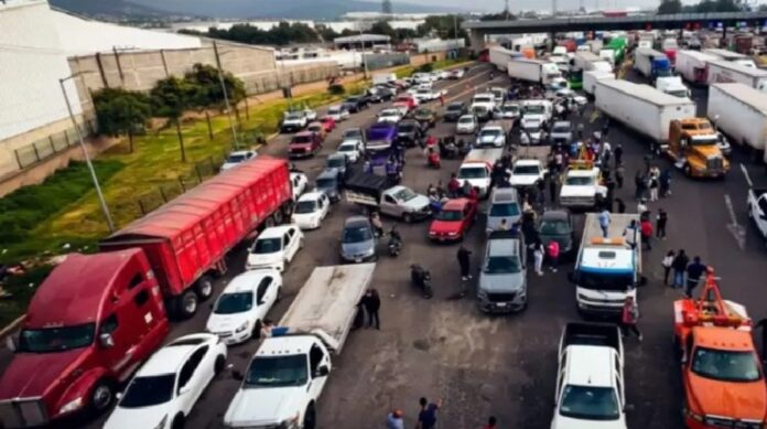 Decenas de transportistas y automovilistas participan en una movilización vial tras el anuncio de protestas nacionales sin bloqueos carreteros.