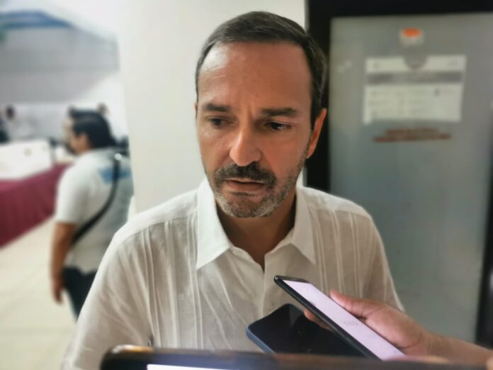 El secretario de Desarrollo Económico de Quintana Roo, Paul Carrillo de Cáceres, habla sobre la importancia de registrar marcas y obtener códigos de barras para fortalecer los productos locales.