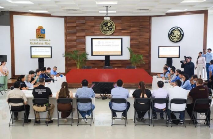 Autoridades municipales participan en reunión oficial del Ayuntamiento de Playa del Carmen sobre medidas y sanciones relacionadas con infraestructura pública.