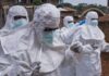 México activa blindaje sanitario contra el ébola rumbo al Mundial 2026 Personal médico con trajes de bioseguridad y mascarillas realiza operativo sanitario preventivo ante posibles casos de ébola durante un brote epidemiológico.