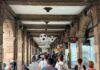Moody’s enfría expectativas del Mundial: llegarían menos turistas extranjeros Personas caminan bajo un corredor del Centro Histórico decorado con balones gigantes de futbol rumbo al Mundial 2026.