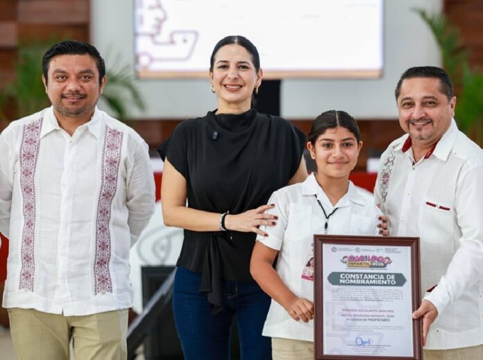 Estefanía Mercado junto a integrantes del Cabildo Infantil 2026 durante sesión en Playa del Carmen.