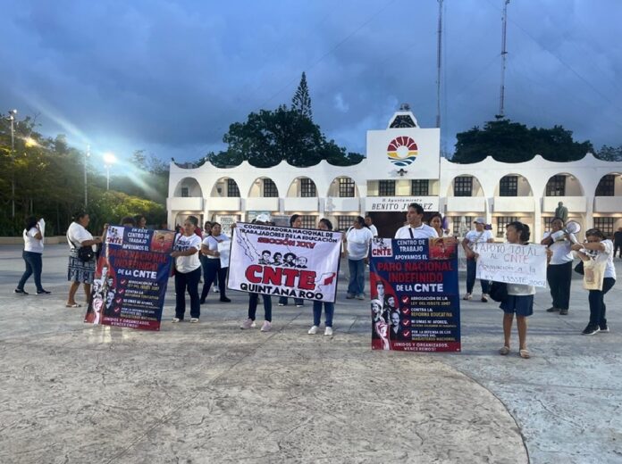 Docentes marchan en Chetumal durante protesta contra la Ley del ISSSTE 2007