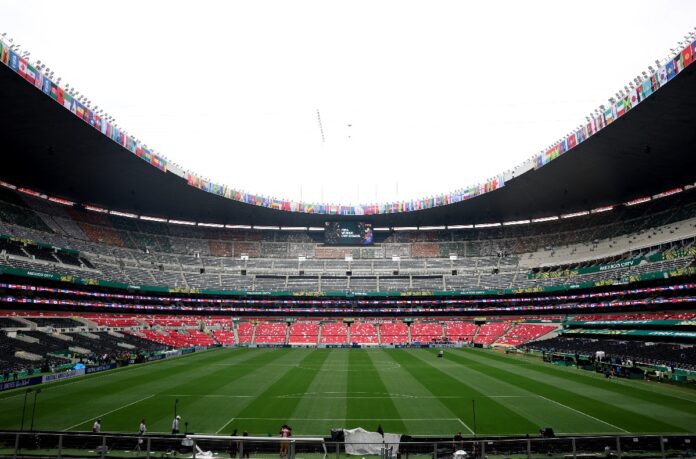 Aficionados ingresan al Estadio Ciudad de México tras la apertura de puertas para el partido inaugural del Mundial 2026 entre México y Sudáfrica.