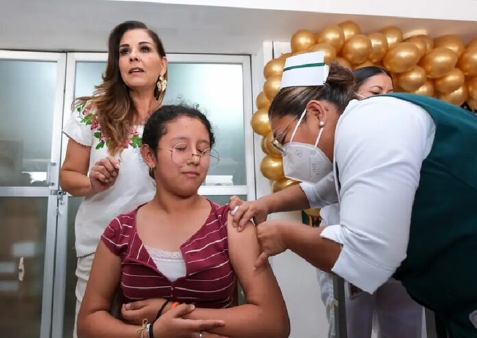 La gobernadora de Quintana Roo, Mara Lezama, supervisa la aplicación de vacunas durante jornada de inmunización realizada en el estado.