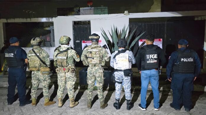 Autoridades durante un cateo realizado en el fraccionamiento Barrio Maya de Cancún aseguraron paquetes de marihuana.