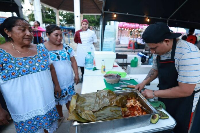 Cocinero presenta un platillo tradicional de la gastronomía maya durante una muestra culinaria en Quintana Roo.