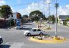 Alertan por cruceros peligrosos en Playa del Carmen ante falta de señalización Crucero vial en Playa del Carmen con camellón central y flujo vehicular, uno de los puntos donde se propone reforzar la señalización y el ordenamiento del tránsito para prevenir accidentes.