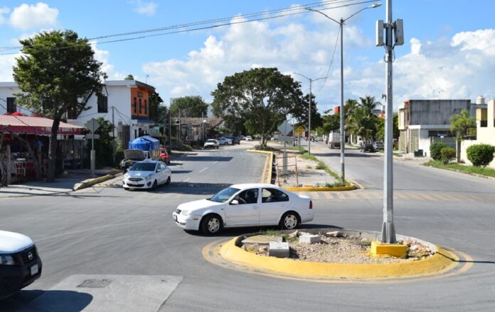 Crucero vial en Playa del Carmen con camellón central y flujo vehicular, uno de los puntos donde se propone reforzar la señalización y el ordenamiento del tránsito para prevenir accidentes.